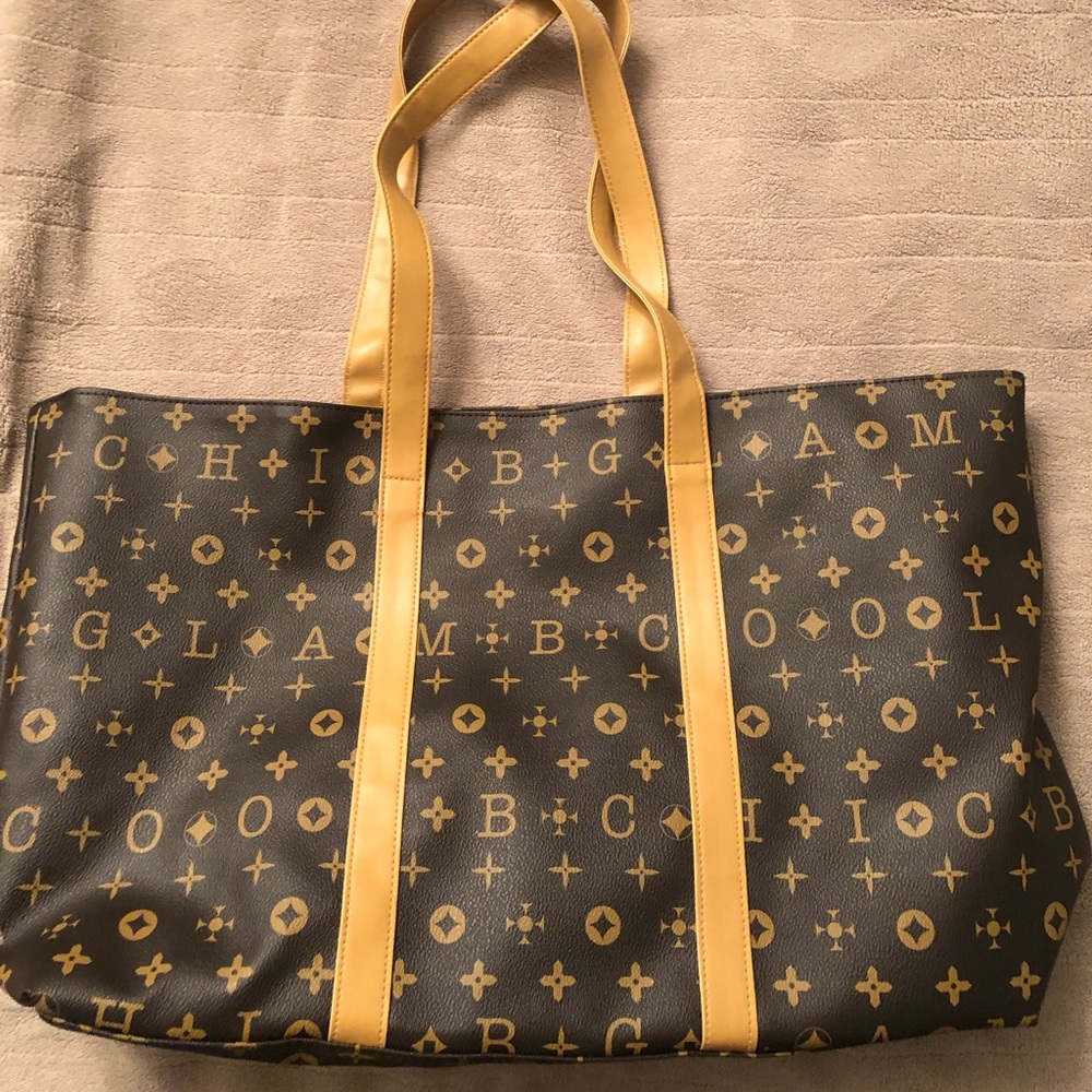 Cute overnight bag or extra large tote.